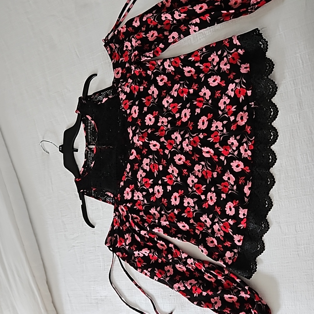 Lomg sleeve floral top with cutout at shoulder